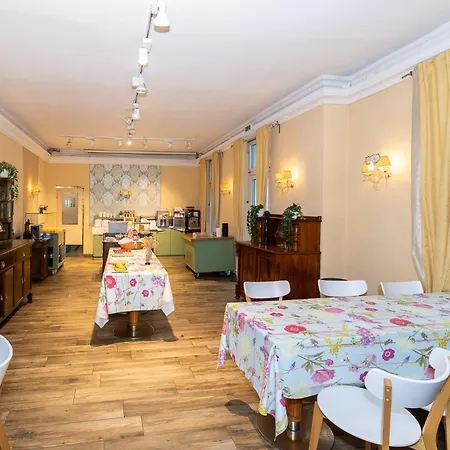 Corso, & Cafe, Garni Отель Пресбаум