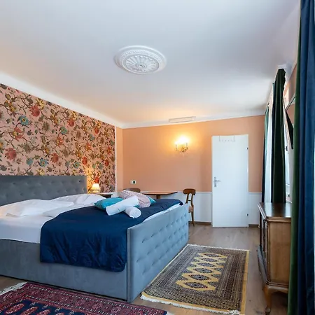 Corso, & Cafe, Garni *